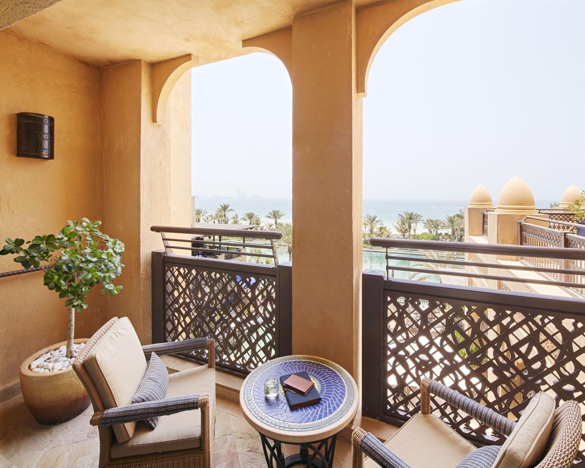 Jumeirah Mina Al Salam Ντουμπάι Εξωτερικό φωτογραφία A balcony at the hotel