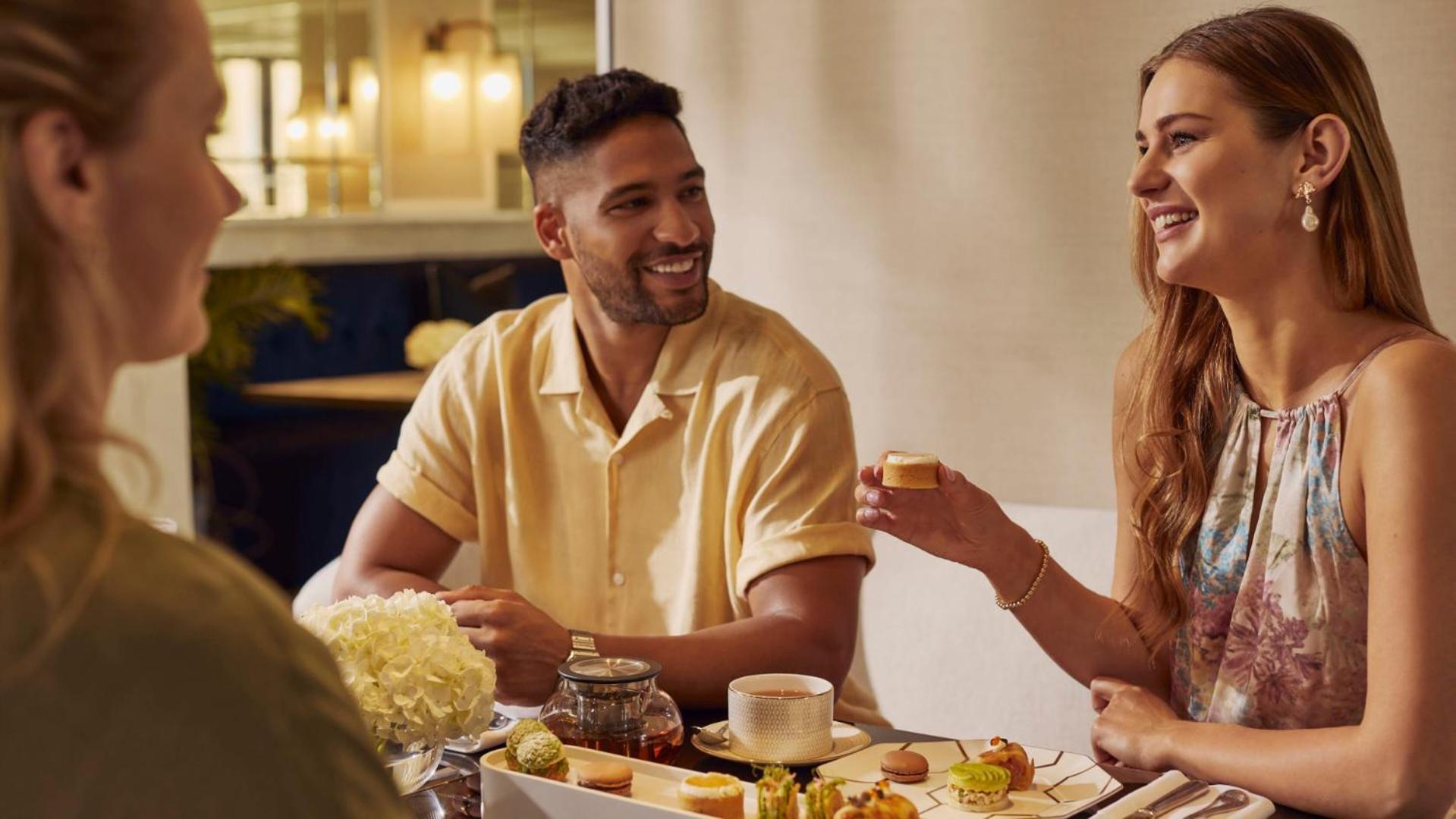 Jumeirah Mina Al Salam Ντουμπάι Εξωτερικό φωτογραφία A man and a woman at a dinner party