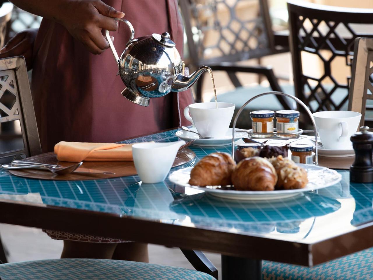 Jumeirah Mina Al Salam Ντουμπάι Εξωτερικό φωτογραφία Tea being served