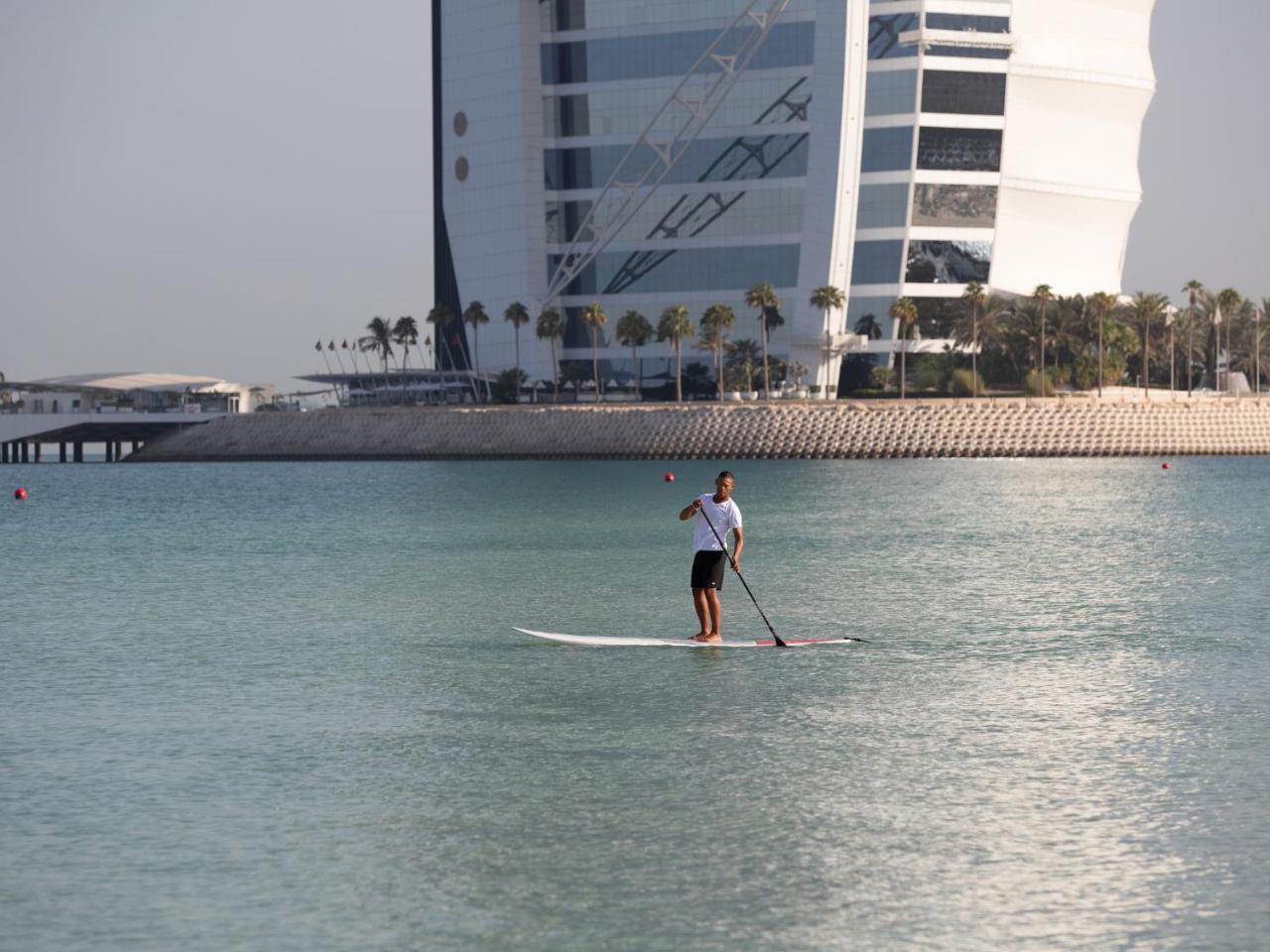 Jumeirah Mina Al Salam Ντουμπάι Εξωτερικό φωτογραφία Stand-up paddleboarding in Dubai
